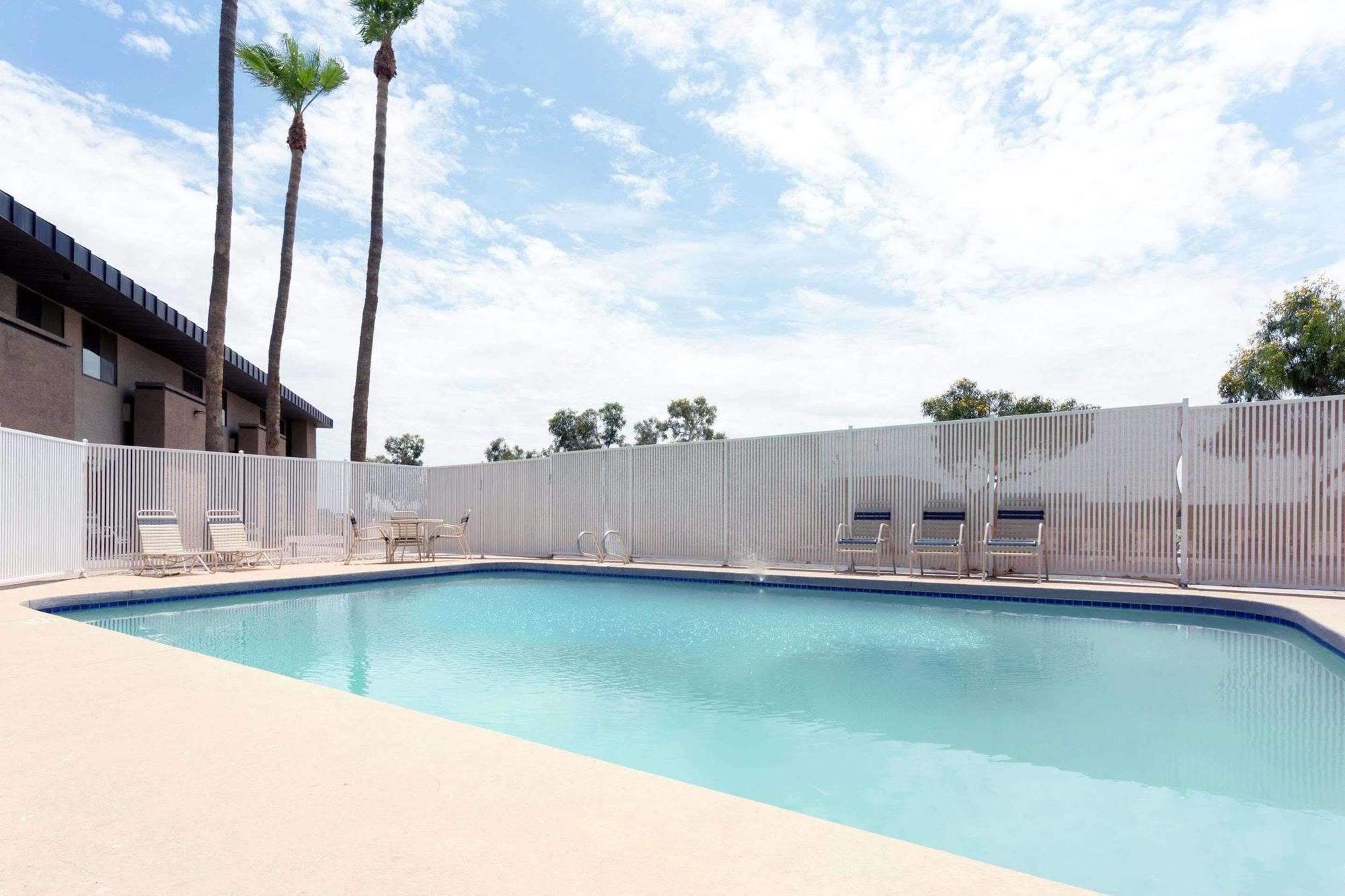 Super 8 By Wyndham Chandler Phoenix Bagian luar foto